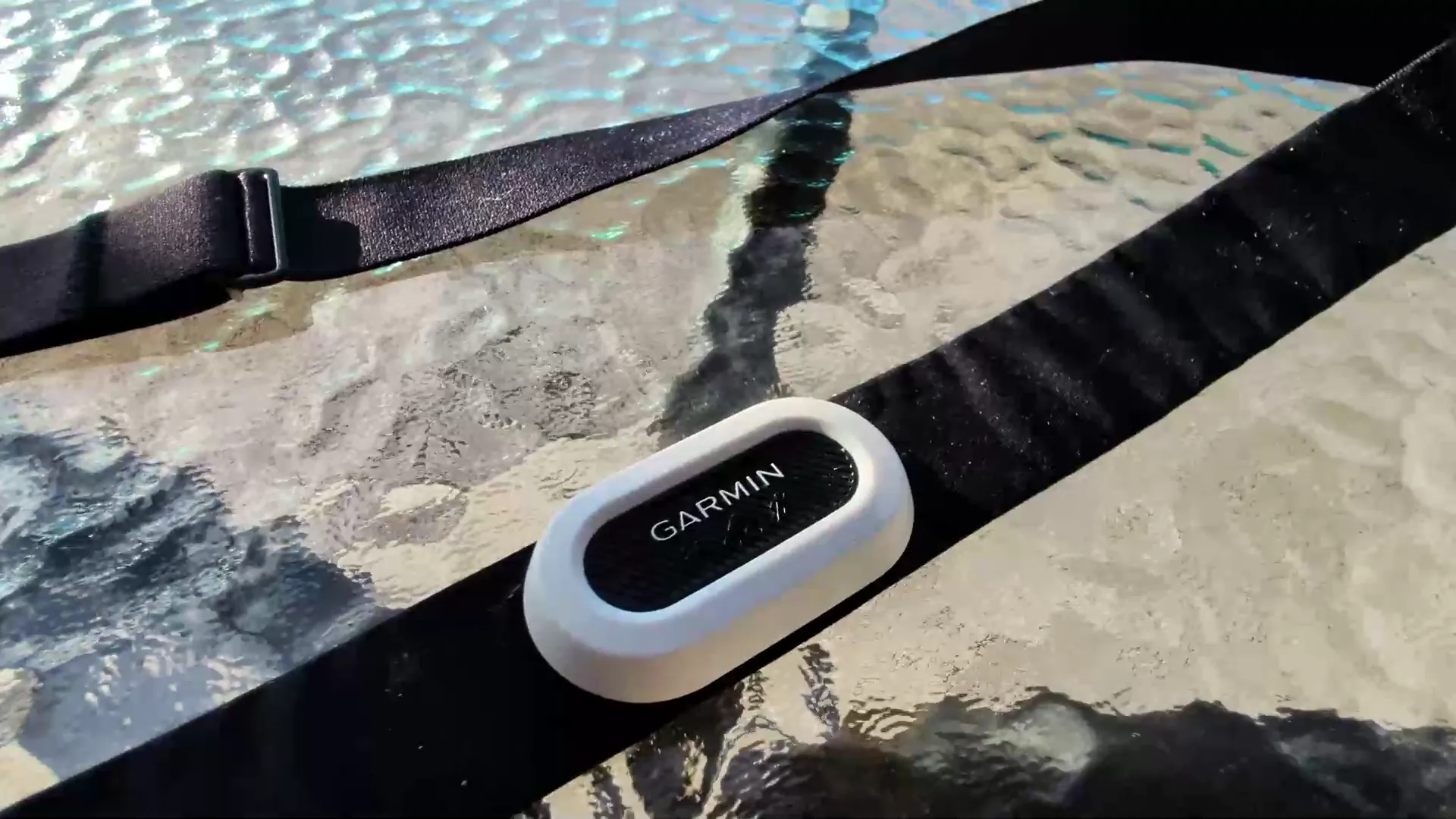 Garmin HRM-Pro Plus modul nærbilde med hvit pod og Garmin-logo