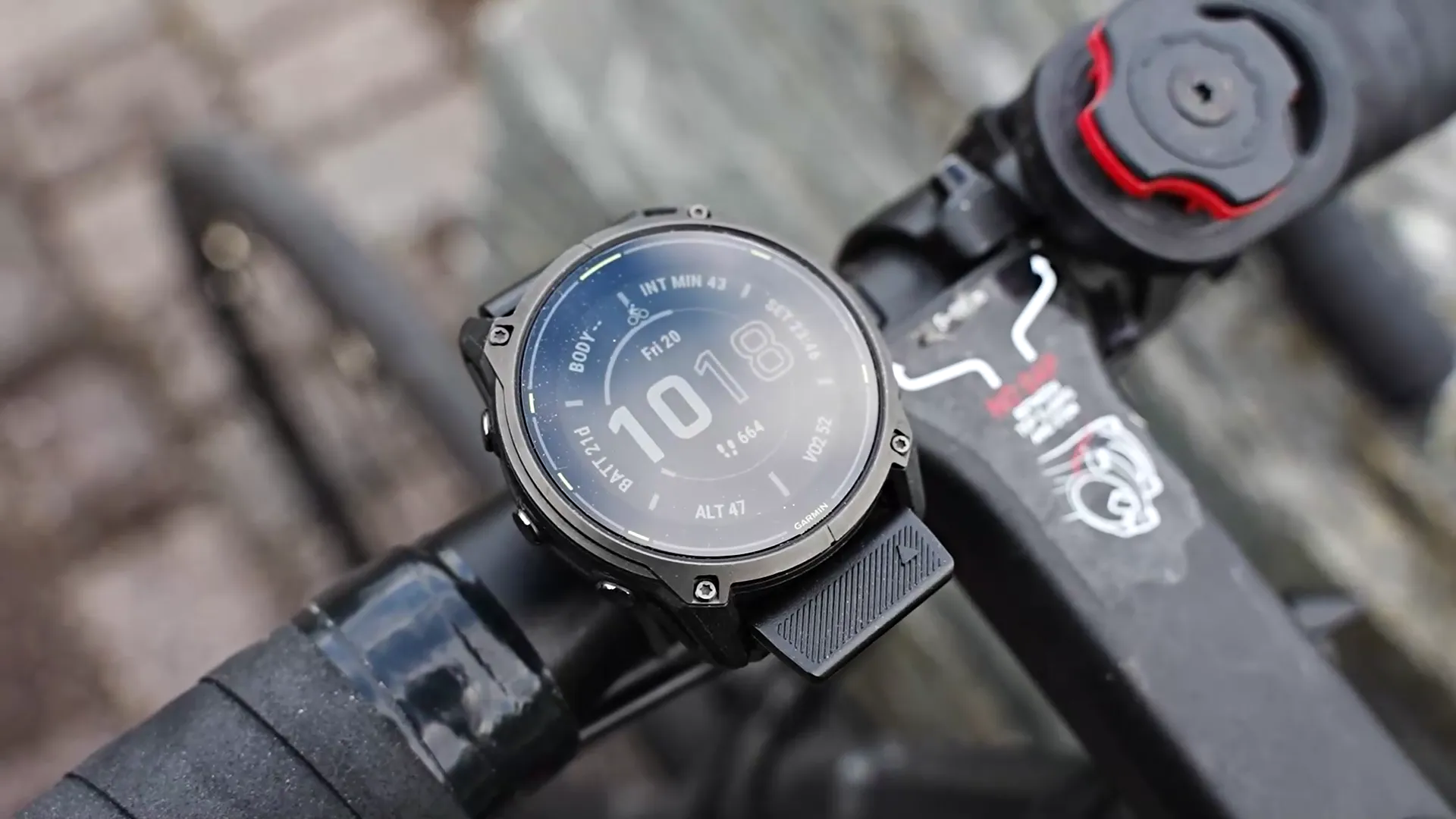 Garmin HRM-Pro Plus pulsbelte på glassbord med utsikt over fjorden